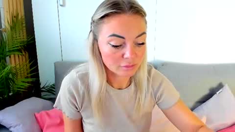 Snapshot of adriana_coy_ chatting on 4, 8, 2026 Adriana online show from 4, 8, 2026