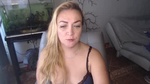 Snapshot of adrianapdes chatting on 10, 3, 2025 Adriana Paredes online show from 10, 3, 2025
