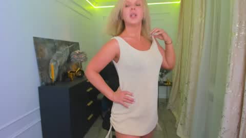 Snapshot of agathaklouin chatting on 28, 5, 2026 Agatha online show from 28, 5, 2026