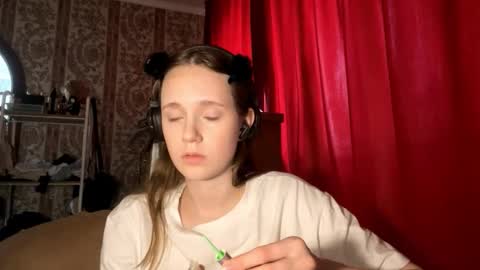 Snapshot of aileenamara chatting on 13, 10, 2025 Kira online show from 13, 10, 2025