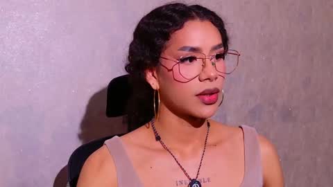 Queen Dumont   online show from 8, 2, 2026