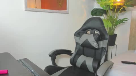 Snapshot of alaia05 chatting on 18, 3, 2026 A L A I A online show from 18, 3, 2026