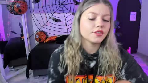 Snapshot of alaia_greyy chatting on 9, 10, 2025 Alaia online show from 9, 10, 2025