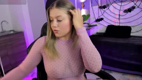 Snapshot of alaia_greyy chatting on 25, 10, 2025 Alaia online show from 25, 10, 2025