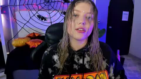 Snapshot of alaia_greyy chatting on 4, 11, 2025 Alaia online show from 4, 11, 2025