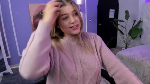 Snapshot of alaia_greyy chatting on 8, 11, 2025 Alaia online show from 8, 11, 2025