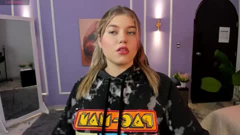 Snapshot of alaia_greyy chatting on 22, 11, 2025 Alaia online show from 22, 11, 2025