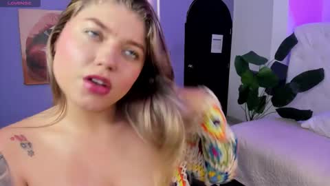 Snapshot of alaia_greyy chatting on 26, 11, 2025 Alaia online show from 26, 11, 2025