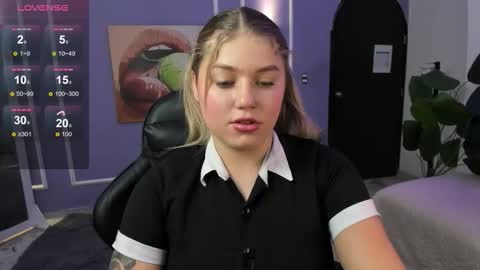 Snapshot of alaia_greyy chatting on 27, 11, 2025 Alaia online show from 27, 11, 2025