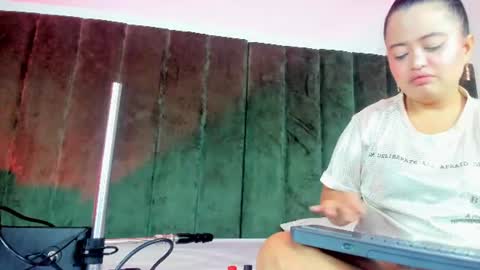 Snapshot of alana_petite chatting on 5, 7, 2026 ALANA PETITE online show from 5, 7, 2026