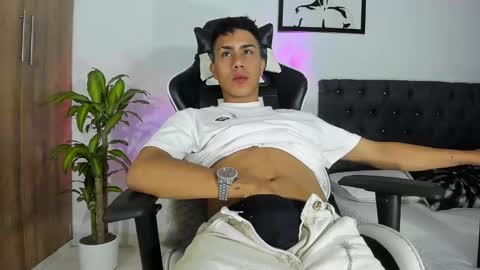 Snapshot of alannaughty_ chatting on 19, 11, 2025 alannaughty_ online show from 19, 11, 2025