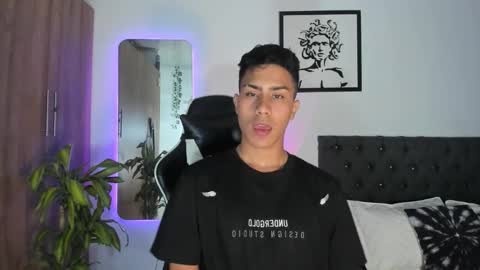 Snapshot of alannaughty_ chatting on 21, 12, 2025 alannaughty_ online show from 21, 12, 2025