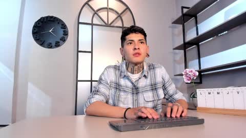 Snapshot of alejo_grey_ chatting on 6, 4, 2026 Alejo Gray online show from 6, 4, 2026