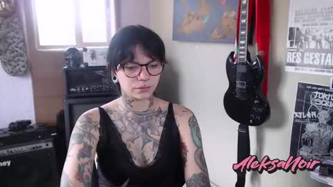 Snapshot of aleksanoir chatting on 5, 2, 2025 AleksaNoir online show from 5, 2, 2025