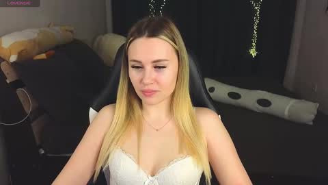 Snapshot of alena_hot_sex chatting on 22, 1, 2025 Alena online show from 22, 1, 2025