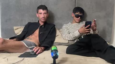 Snapshot of alex_and_charlie chatting on 29, 4, 2026 alex_and_charlie online show from 29, 4, 2026