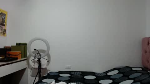 Snapshot of alia054 chatting on 18, 11, 2025 Alia online show from 18, 11, 2025