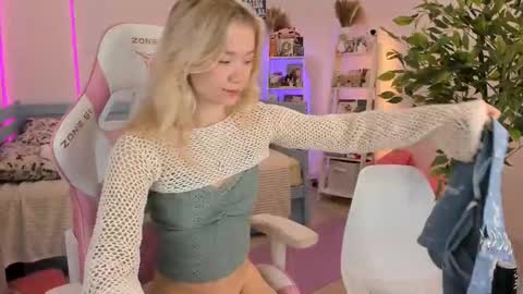 Snapshot of alice_forfun chatting on 6, 11, 2025 Alichery online show from 6, 11, 2025