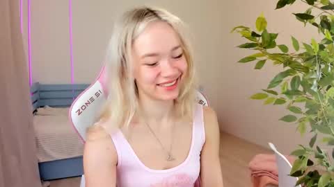 Snapshot of alice_forfun chatting on 5, 12, 2025 Alichery online show from 5, 12, 2025