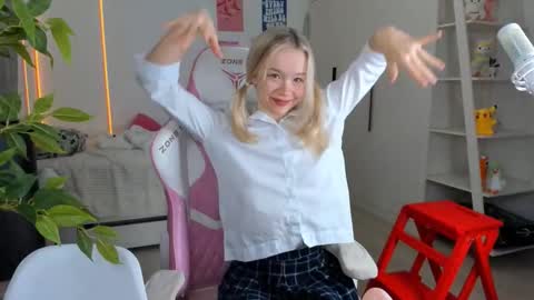 Snapshot of alice_forfun chatting on 17, 12, 2025 Alichery online show from 17, 12, 2025