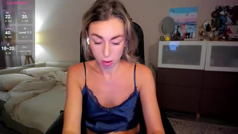 Snapshot of aliceevan chatting on 23, 11, 2025 Daniella online show from 23, 11, 2025