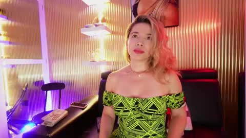 Snapshot of aliceglamour chatting on 4, 5, 2026 Allice online show from 4, 5, 2026