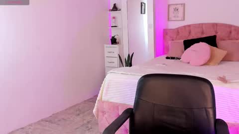 Snapshot of alicekiing_ chatting on 26, 11, 2025 ALICEKIING online show from 26, 11, 2025