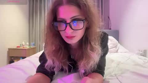 Snapshot of alicepinkhead chatting on 16, 4, 2026 AlicePinkhead online show from 16, 4, 2026