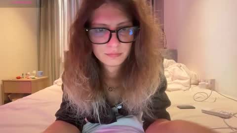 Snapshot of alicepinkhead chatting on 17, 4, 2026 AlicePinkhead online show from 17, 4, 2026
