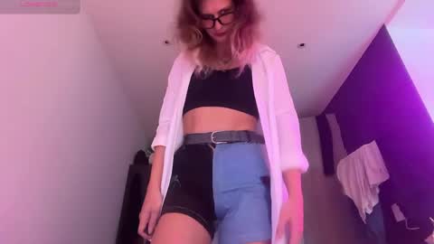 Snapshot of alicepinkhead chatting on 22, 5, 2026 AlicePinkhead online show from 22, 5, 2026
