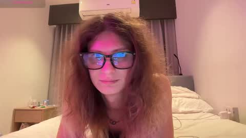 Snapshot of alicepinkhead chatting on 29, 5, 2026 AlicePinkhead online show from 29, 5, 2026