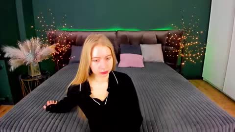 Snapshot of alina__blonde chatting on 1, 2, 2026 Alina online show from 1, 2, 2026
