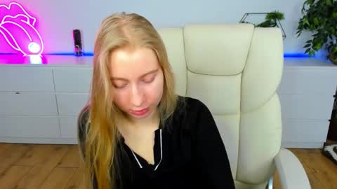 Snapshot of alina__blonde chatting on 5, 2, 2026 Alina online show from 5, 2, 2026