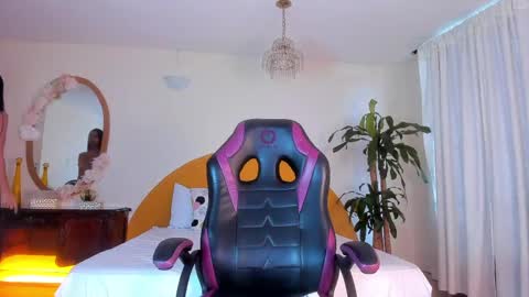 AlinaSimmons online show from 10, 4, 2026