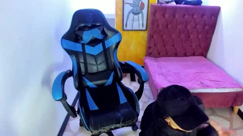 Snapshot of alison_moon7 chatting on 20, 10, 2025 ALISON MOON online show from 20, 10, 2025