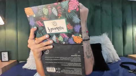 Snapshot of alixxxe_ chatting on 10, 10, 2025 A L I X X X E online show from 10, 10, 2025