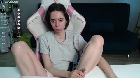 Snapshot of allie_hazie chatting on 24, 4, 2026 alice online show from 24, 4, 2026