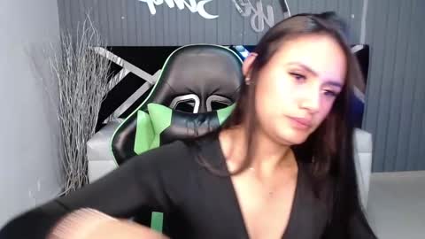 Snapshot of allisson_a chatting on 4, 1, 2025 Allisson online show from 4, 1, 2025