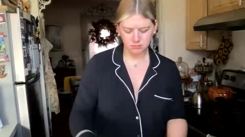 Snapshot of allyanalangel chatting on 28, 10, 2025 allyanalangel online show from 28, 10, 2025