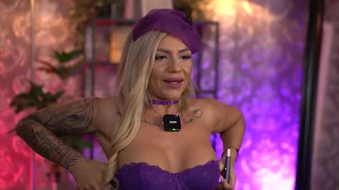 Snapshot of almavelia chatting on 11, 9, 2025 Alma online show from 11, 9, 2025