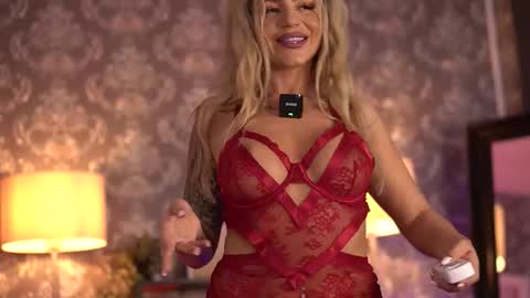 Snapshot of almavelia chatting on 6, 10, 2025 Alma online show from 6, 10, 2025