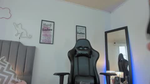 Hi Im AmaiaHelp me reach 100 likes online show from 17, 11, 2025