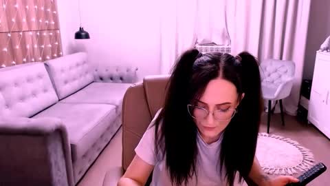 Snapshot of amazingeyes89 chatting on 15, 12, 2025 Izza online show from 15, 12, 2025