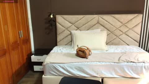 Ambar Ross online show from 7, 1, 2025