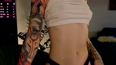 Snapshot of ambientmoon chatting on 5, 11, 2025 Moon inst 4mbientmoon online show from 5, 11, 2025