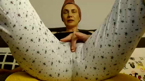 Snapshot of ameliaisme chatting on 13, 10, 2025 AME or Amelia online show from 13, 10, 2025