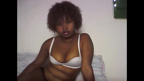 Snapshot of amielle_01 chatting on 22, 4, 2026 amielle_01 online show from 22, 4, 2026
