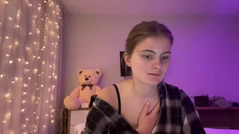 Snapshot of amorelle_ chatting on 13, 4, 2026 amorelle_ online show from 13, 4, 2026
