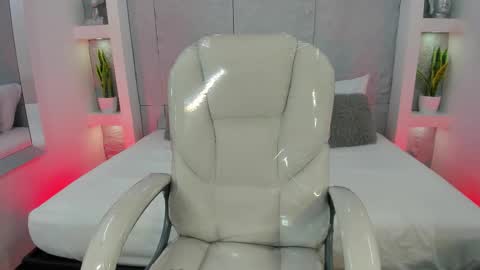 Snapshot of amycolman_ chatting on 13, 11, 2025 amy online show from 13, 11, 2025