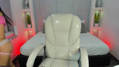 Snapshot of amycolman_ chatting on 24, 11, 2025 amy online show from 24, 11, 2025